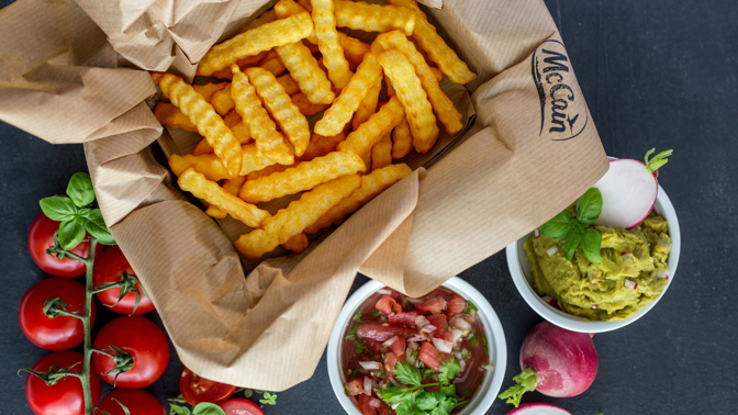 Hranolky jsou nejoblíbenějším vegetariánským jídlem. Můžete si je klidně namáčet do avokádového dipu.