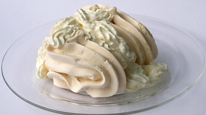 Pusinky z vaječných bílků jsou oblíbeným vánočním cukrovím.