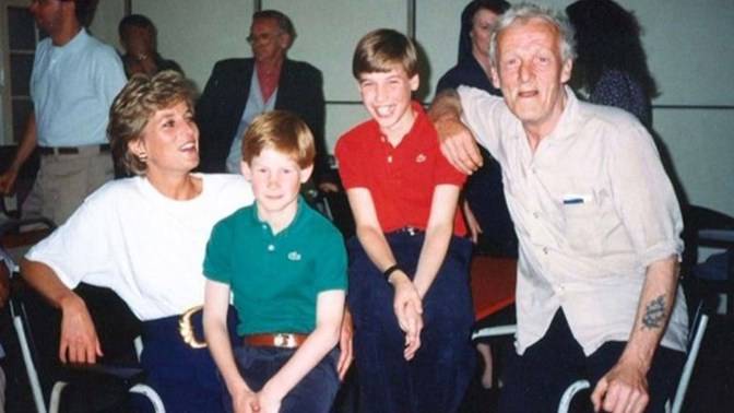 Malí princové se svojí maminkou - princeznou Dianou - na návštěvě v charitě.