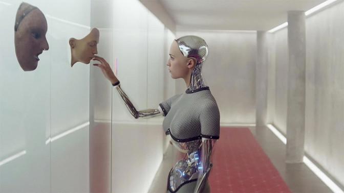 Sci-fi Ex Machina je režisérská prvotina britského spisovatele a scénáristy Alexe Garlanda.