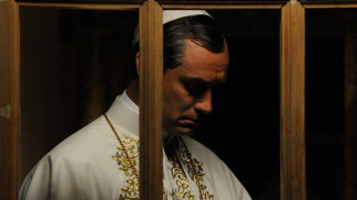 Nová řada seriálu Mladý papež z produkce HBO přichází: Jude Law jako okouzlující muž v čele církve