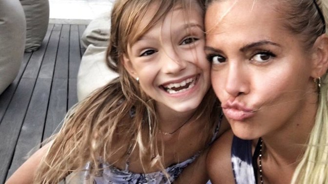 Dara svou dceru velmi miluje a každoročně spolu cestují po světě.