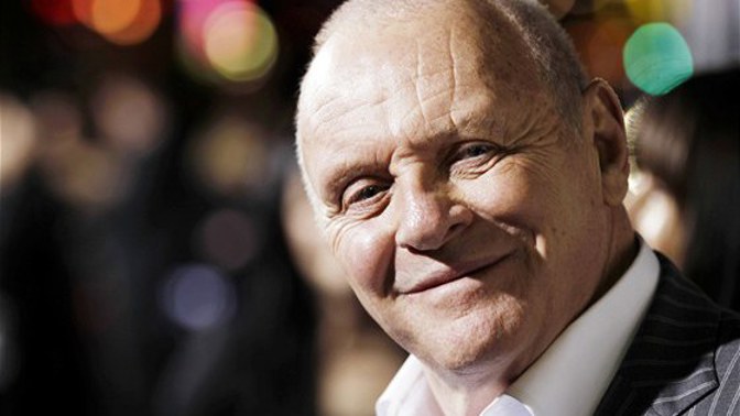 Sir Anthony Hopkins, CBE je britský a americký herec a příležitostný režisér a hudební skladatel. Do širokého povědomí lidí vstoupil zejména svou známou kreací psychopatického doktora Hannibala Lectera ve filmu Mlčení jehňátek.