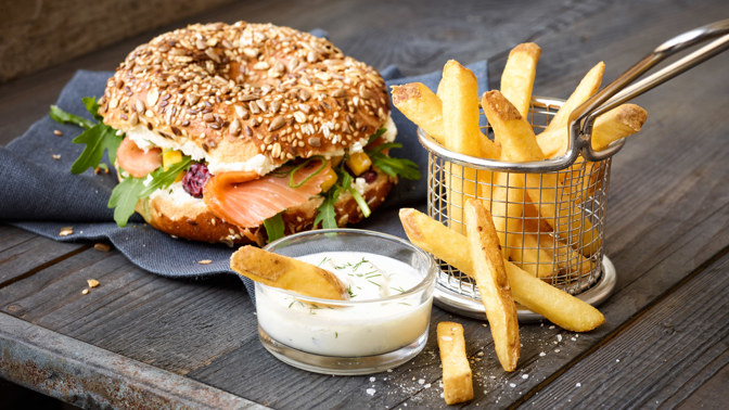 Burger s hranolkami miluje snad každý. Vždy ale musí být křupavé a ne nasáklé olejem.