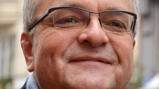 Politik Miroslav Kalousek slaví 59. narozeniny: Pár facek, břitký humor i opilecké žvatlání v rádiu