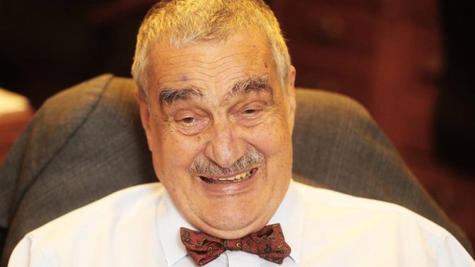 Karel Schwarzenberg je český politik, čestný předseda TOP 09, poslanec, bývalý senátor, exministr zahraničí, bývalý místopředseda Nečasovy vlády, kancléř prezidenta Václava Havla a kandidát TOP 09 v prezidentské volbě v roce 2013.