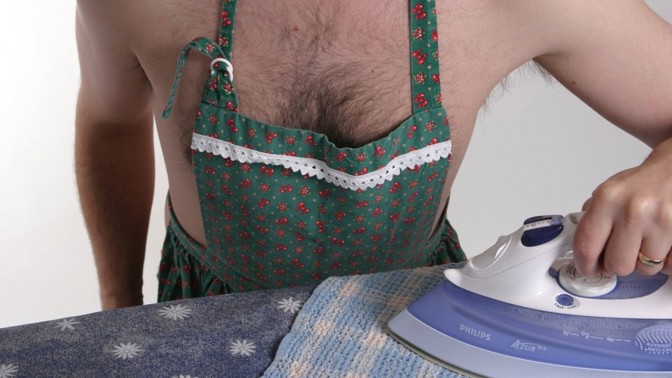 Doba se mění: Ve škole učí chlapce žehlit, šít i vařit