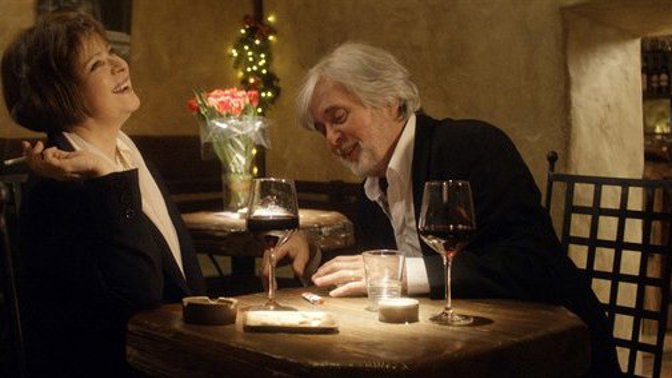 Vánoční čas umí přinášet podivuhodné příběhy, vtipné historky i nostalgii. Přijde letos Ježíšek? je příběh dvou rodin, které se rozhodly, že Vánoce jsou prostě od toho, aby se konaly dobré skutky, přání se plnila za každou cenu,   a aby na zázraky věřily nejen děti.