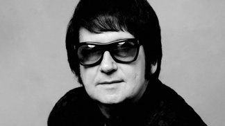 Roy Kelton Orbison byl známý americký zpěvák, kytarista a skladatel. Romantický tenor patřil v 50. letech k průkopníkům rokenrolu a rockabilly, zpíval country, ke konci kariéry pak v jeho repertoáru převažovaly písně ve stylu melodického rocku a popu.