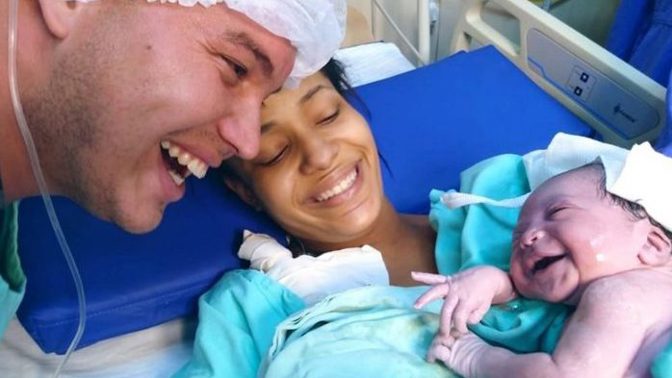 Tatínek každý den promlouval k břichu své partnerky. Miminko se mu nádherně odvděčilo