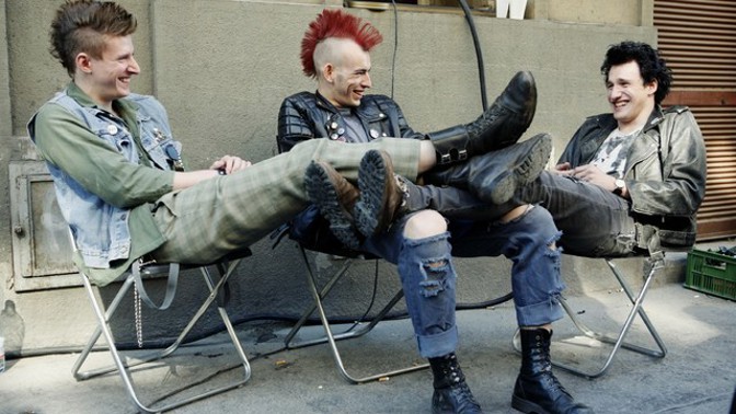 DonT Stop je filmový debut Richarda Řeřichy. Odehrává se v roce 1983 a pojednává o partě pěti mladíků, kteří založili punkovou skupinu.