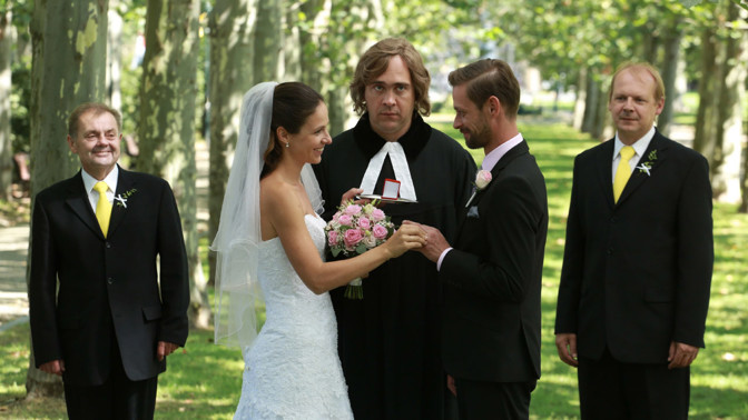 Komedie o Markovi, který miluje Martu a žije s ní, zároveň ale miluje i Soňu a také s ní žije.