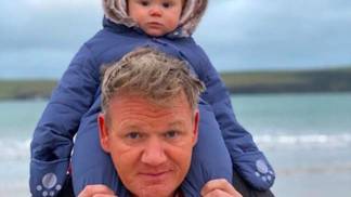 Jako by mu z oka vypadl. Nejmladší syn Gordona Ramsayho na fotkách vypadá přesně jako slavný kuchař