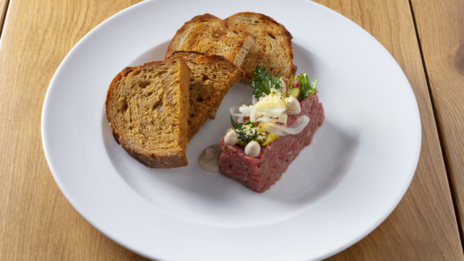 Na skvělý tatarský biftek si dojděte například do pivovarské resturace Ossegg v Praze.