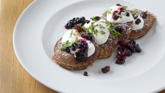 Pivní lívance s jablky

Suroviny:
300 ml světlého piva OSSEGG / náš tip ATHANASIUS 10 OSSEGG PRAHA /
2 vejce
½ lžičky mleté skořice
200 g hladké mouky
sůl
olej na smažení
1 lžíce vanilkového cukru nejlépe domácího
2 nakyslá jablka / náš tip zelené jablka Grenny Smith/
2 lžíce másla
2-3 lžíce tuzemského rumu
150 g cukr krupice

Postup:
1.	Žloutky oddělte od bílků a z bílků vyšlehejte tuhý sníh. Do misky vlijte pivo a v něm rozšlehejte žloutky s cukrem, skořicí, moukou a špetkou soli. Nakonec opatrně vmíchejte sníh z bílků.
2.	Jablka oloupejte a vykrojte jadřinec tak, aby jablka zůstala vcelku. Pak je nakrájejte na kolečka o tloušťce asi půl centimetrů.
3.	Pánev na středním ohni vytřete olejem nebo přepuštěným máslem. Jablková kolečka obalte v těstě a smažte z obou stran dozlatova.
4.	Máslo rozehřejte s tuzemákem. V misce smíchejte pomocí metly oba cukry a skořici. Ještě na pánvi potírejte lívance máslem s tuzemákem a potom je obalte v cukru se skořicí. 
