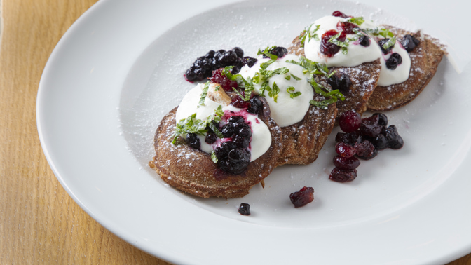 Pivní lívance s jablky

Suroviny:
300 ml světlého piva OSSEGG / náš tip ATHANASIUS 10 OSSEGG PRAHA /
2 vejce
½ lžičky mleté skořice
200 g hladké mouky
sůl
olej na smažení
1 lžíce vanilkového cukru nejlépe domácího
2 nakyslá jablka / náš tip zelené jablka Grenny Smith/
2 lžíce másla
2-3 lžíce tuzemského rumu
150 g cukr krupice

Postup:
1.	Žloutky oddělte od bílků a z bílků vyšlehejte tuhý sníh. Do misky vlijte pivo a v něm rozšlehejte žloutky s cukrem, skořicí, moukou a špetkou soli. Nakonec opatrně vmíchejte sníh z bílků.
2.	Jablka oloupejte a vykrojte jadřinec tak, aby jablka zůstala vcelku. Pak je nakrájejte na kolečka o tloušťce asi půl centimetrů.
3.	Pánev na středním ohni vytřete olejem nebo přepuštěným máslem. Jablková kolečka obalte v těstě a smažte z obou stran dozlatova.
4.	Máslo rozehřejte s tuzemákem. V misce smíchejte pomocí metly oba cukry a skořici. Ještě na pánvi potírejte lívance máslem s tuzemákem a potom je obalte v cukru se skořicí. 
