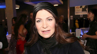 Anna K., vlastním jménem Luciana Krecarová, je česká zpěvačka, skladatelka a herečka.