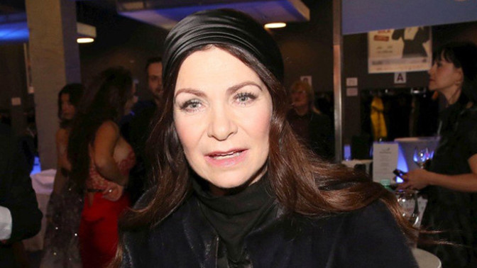 Anna K., vlastním jménem Luciana Krecarová, je česká zpěvačka, skladatelka a herečka.