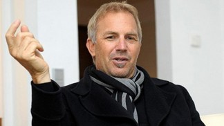 Kevin Michael Costner je americký herec, zpěvák, režisér a producent.