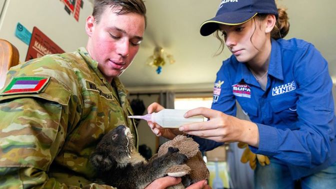 Australská armáda zveřejnila fotografie, jak vojáci pomáhají při ničivých požárech.