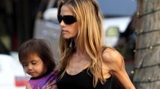 Manželka Charlieho Sheena Denise Richards si po boku záletného herce a alkoholika prožila své. 