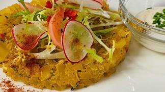 Tvarůžkový tatarák

Suroviny:
200 g olomouckých tvarůžku
½ červené cibule, nakrájené nadrobno
3 x lžíce nasekané pažitky
1 x čerstvá červená chilli paprička, bez semen a nasekaná nadrobno
2 x lžíce kvalitního panenského olivového oleje
2 x lžíce světlého piva / my jsme použili pivo ATHANASIUS 10 z pivovaru OSSEGG PRAHA /
drcený kmín a sladká paprika
mořská sůl a hrubě mletý pepř
2 x  lžíce zakysané smetany
1 x lžíce dijonské hořčice
1 x lžička worcesterské omáčky
ředkvičky na ozdobení
topinky k podávání

Postup:
1.	Na dresink v misce prošlehejte zakysanou smetanu, hořčici, worcesterskou omáčku, zbylé pivo a lžíci olivového oleje. Osolte a opepřete a vmíchejte 2 lžíce nasekané pažitky.
2.	Tvarůžky nakrájejte na drobné kostičky. Promíchejte je s cibulí, 1 lžíci nasekané pažitky, chilli papričkou, lžící olivového oleje, lžící piva, špetkou kmínu, osolte a opepřete. Rozdělte na talíře, nejlépe pomocí kruhové formičky. Poprašte sladkou paprikou, nasekanými ředkvičkami a podávejte s česnekovými topinkami a dresinkem ze zakysané smetany.
