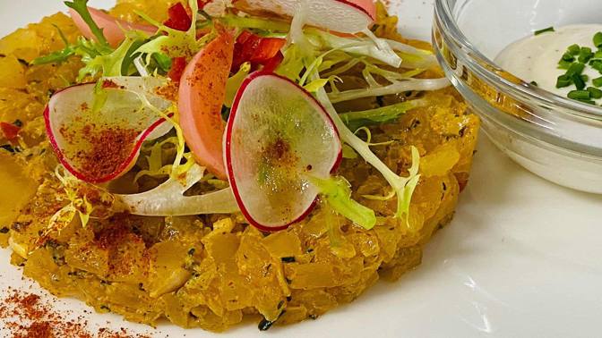 Tvarůžkový tatarák

Suroviny:
200 g olomouckých tvarůžku
½ červené cibule, nakrájené nadrobno
3 x lžíce nasekané pažitky
1 x čerstvá červená chilli paprička, bez semen a nasekaná nadrobno
2 x lžíce kvalitního panenského olivového oleje
2 x lžíce světlého piva / my jsme použili pivo ATHANASIUS 10 z pivovaru OSSEGG PRAHA /
drcený kmín a sladká paprika
mořská sůl a hrubě mletý pepř
2 x  lžíce zakysané smetany
1 x lžíce dijonské hořčice
1 x lžička worcesterské omáčky
ředkvičky na ozdobení
topinky k podávání

Postup:
1.	Na dresink v misce prošlehejte zakysanou smetanu, hořčici, worcesterskou omáčku, zbylé pivo a lžíci olivového oleje. Osolte a opepřete a vmíchejte 2 lžíce nasekané pažitky.
2.	Tvarůžky nakrájejte na drobné kostičky. Promíchejte je s cibulí, 1 lžíci nasekané pažitky, chilli papričkou, lžící olivového oleje, lžící piva, špetkou kmínu, osolte a opepřete. Rozdělte na talíře, nejlépe pomocí kruhové formičky. Poprašte sladkou paprikou, nasekanými ředkvičkami a podávejte s česnekovými topinkami a dresinkem ze zakysané smetany.
