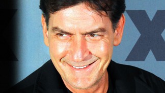 Potížista Charlie Sheen slaví 55: Zničily ho drogy, omylem postřelil manželku Travolty