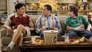 Jak skončil Charlie Sheen v seriálu Dva a půl chlapa? Tvůrcům došly nervy s jeho závislostmi