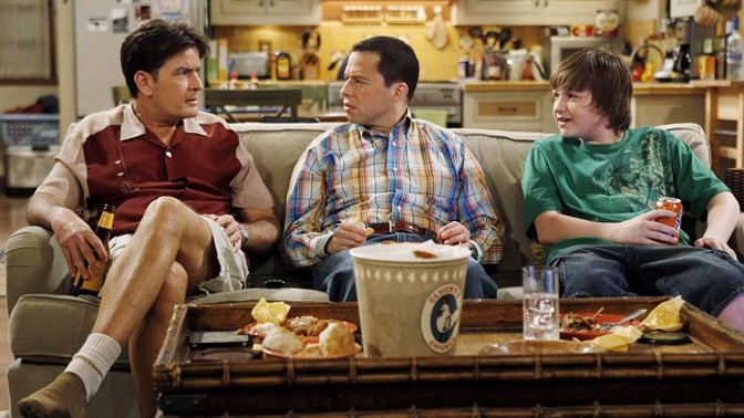 Jak skončil Charlie Sheen v seriálu Dva a půl chlapa? Tvůrcům došly nervy s jeho závislostmi