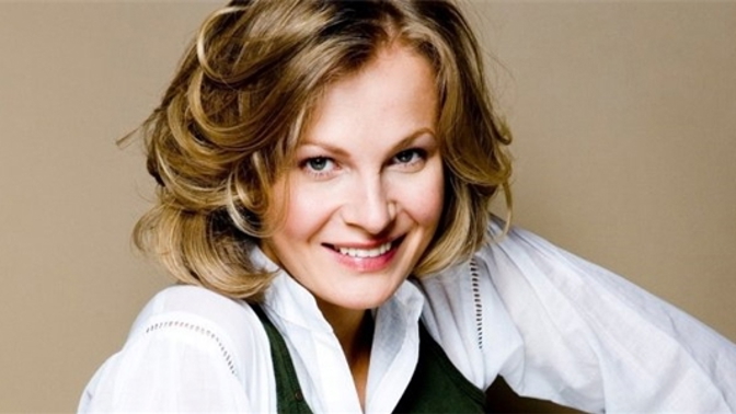 Michaela Badinková je česká herečka slovenské národnosti. Vyhrála 5. řadu televizní soutěže Tvoje tvář má známý hlas.