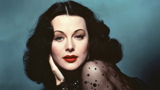 Hedy Lamarrová, narozená jako Hedwig Eva Maria Kiesler, byla rakousko-americká herečka a vynálezkyně, která byla považována za jednu z nejkrásnějších hereček stříbrného plátna.