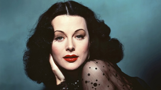 Hedy Lamarrová, narozená jako Hedwig Eva Maria Kiesler, byla rakousko-americká herečka a vynálezkyně, která byla považována za jednu z nejkrásnějších hereček stříbrného plátna.