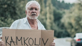 Jaromír Hanzlík ve filmu Léto s gentlemanem (2019). 