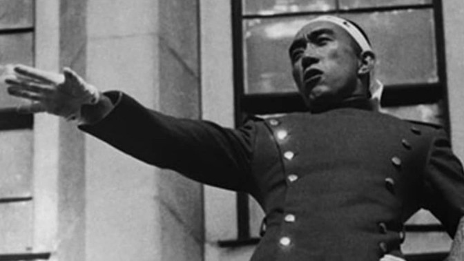 Jukio Mišima, spisovatel, pár minut předtím, než spáchal sebevraždu. 