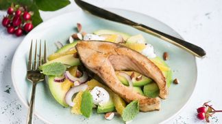 Kapr s avokádem, mandlemi a pomerančem
Suroviny:
2 podkovičky z kapra
keramický mlýnek s mořskou solí Kania
keramický mlýnek s pepřem Kania
extra panenský olivový olej Primadona
1 lžíce másla Pilos
1 pomeranč
2 avokáda
1 červená cibule
1 hrst mandlí Alesto
čerstvá máta
200 g zakysané smetany Pilos (16 %)
Postup:
Umytého a osušeného kapra z obou stran osolíme, opepříme a na rozehřátém olivovém oleji opékáme do zlatohněda. Před dokončením přidáme na pánev máslo a necháme rozpustit.
Kůru z pomeranče odkrojíme a ostrým nožem vykrojíme segmenty - měsíčky pomeranče bez slupky. Dáme je do misky a vytlačíme k nim šťávu ze zbytku pomeranče (trochou šťávy pokapeme i hotového kapra).
Potom přidáme dužiny avokád nakrájené na měsíčky, na sucho opečené mírně vychladnuté a nasekané mandle, cibuli nakrájenou na tenké plátky, sůl, pepř, olivový olej, nasekané lístky máty a zlehka promícháme.