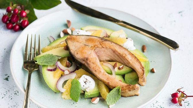 Kapr s avokádem, mandlemi a pomerančem

Suroviny:

2 podkovičky z kapra
keramický mlýnek s mořskou solí Kania
keramický mlýnek s pepřem Kania
extra panenský olivový olej Primadona
1 lžíce másla Pilos
1 pomeranč
2 avokáda
1 červená cibule
1 hrst mandlí Alesto
čerstvá máta
200 g zakysané smetany Pilos (16 %)

Postup:

Umytého a osušeného kapra z obou stran osolíme, opepříme a na rozehřátém olivovém oleji opékáme do zlatohněda. Před dokončením přidáme na pánev máslo a necháme rozpustit.

Kůru z pomeranče odkrojíme a ostrým nožem vykrojíme segmenty - měsíčky pomeranče bez slupky. Dáme je do misky a vytlačíme k nim šťávu ze zbytku pomeranče (trochou šťávy pokapeme i hotového kapra).

Potom přidáme dužiny avokád nakrájené na měsíčky, na sucho opečené mírně vychladnuté a nasekané mandle, cibuli nakrájenou na tenké plátky, sůl, pepř, olivový olej, nasekané lístky máty a zlehka promícháme.
