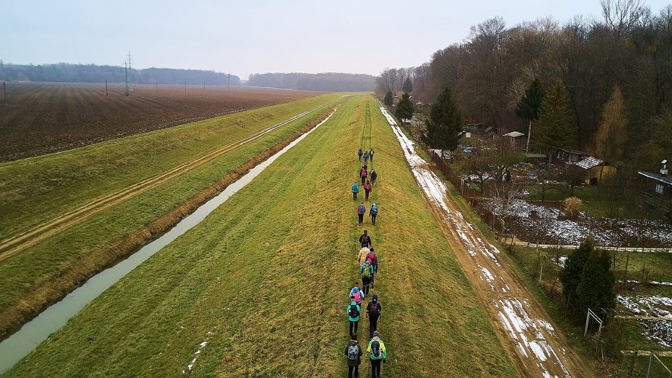 Režisérka Eva Toulová natáčí polohranný dokumentární film o moderním poutnictví s názvem Pěšky bez hranic. V hlavní roli diváci uvidí Terezu Petráškovou, se kterou zmiňovaná režisérka aktuálně dotočila hraný film Casting na lásku. 