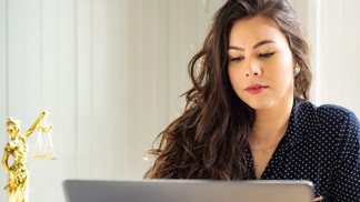 Klára (35): Byla jsem úspěšnější než partner, dal mi nůž na krk. Psycholožka radí, jak postupovat