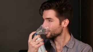 Obyvatele indických velkoměst sužuje smog. Kanadská společnost tam proto začala prodávat čistý vzduch v láhvích.