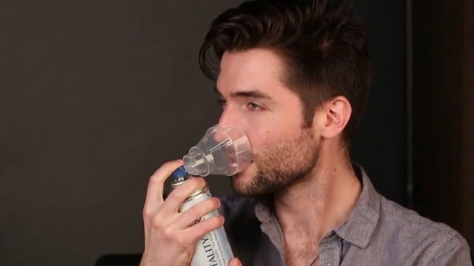 Obyvatele indických velkoměst sužuje smog. Kanadská společnost tam proto začala prodávat čistý vzduch v láhvích.