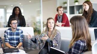 Zdravé vztahy (nejen) na pracovišti. Musíte se umět vymezit a ohradit