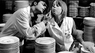 Laskavá komedie z roku 1974 o jedné předávací inventuře, jenž je důkazem, že i takové místo jako sklad se může stát dějištěm úsměvného příběhu.