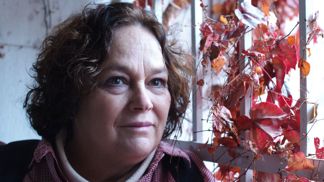 Nakonec svolí, nikoliv však na přímluvu duchů, ale když slyší z rádia štkát jinou matku nad smrtí svých dětí ve válce a když ještě uslyší, že nepřátelští vojáci vraždí malé usmrkané děti. Hra končí, když matka podává Tonimu pušku a říká: „Jdi!“