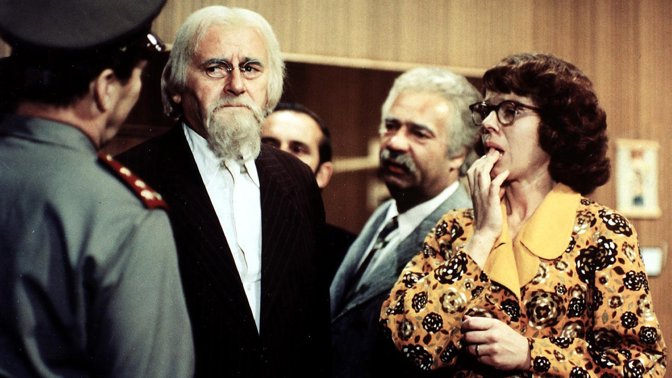 Což takhle dát si špenát je česká filmová komedie s Jiřím Sovákem a Vladimírem Menšíkem v hlavní roli z roku 1977. Tuto veselohru režíroval podle scénáře svého osvědčeného spolupracovníka Miloše Macourka režisér Václav Vorlíček.