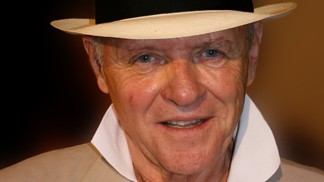 Anthony Hopkins přiznal autismus a přežil požár. A také začal na stáří malovat a točit hudební alba