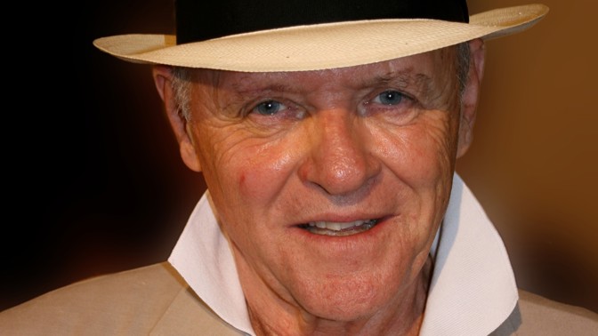 Anthony Hopkins přiznal autismus a přežil požár. A také začal na stáří malovat a točit hudební alba