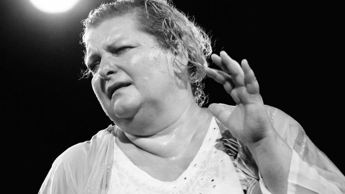 Ida Kelarová je romská zpěvačka, muzikantka, sbormistryně a hudební aranžérka.