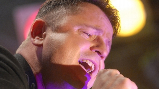 Petr Muk byl český zpěvák a hudebník. Spolupracoval s mnoha hvězdami českého showbyznysu. Zemřel ve 45 letech.