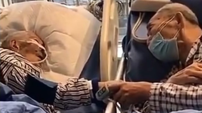 Dojemné video zachycuje poslední společné chvíle čínského páru. Údajně měli i koronavirus